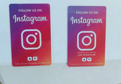 Deux cartes NFC à un réseau aux couleurs d’Instagram, portant « Follow us on Instagram »