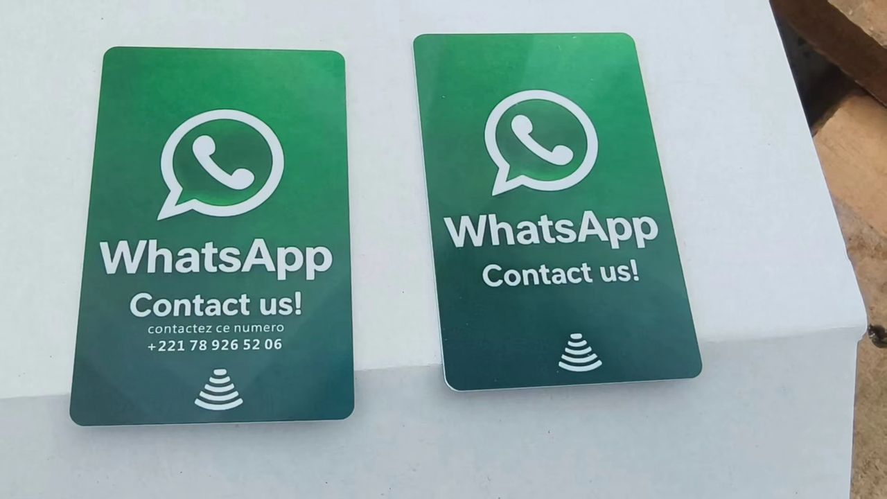 Deux cartes NFC à un réseau vertes au logo WhatsApp, portant « Contact us »